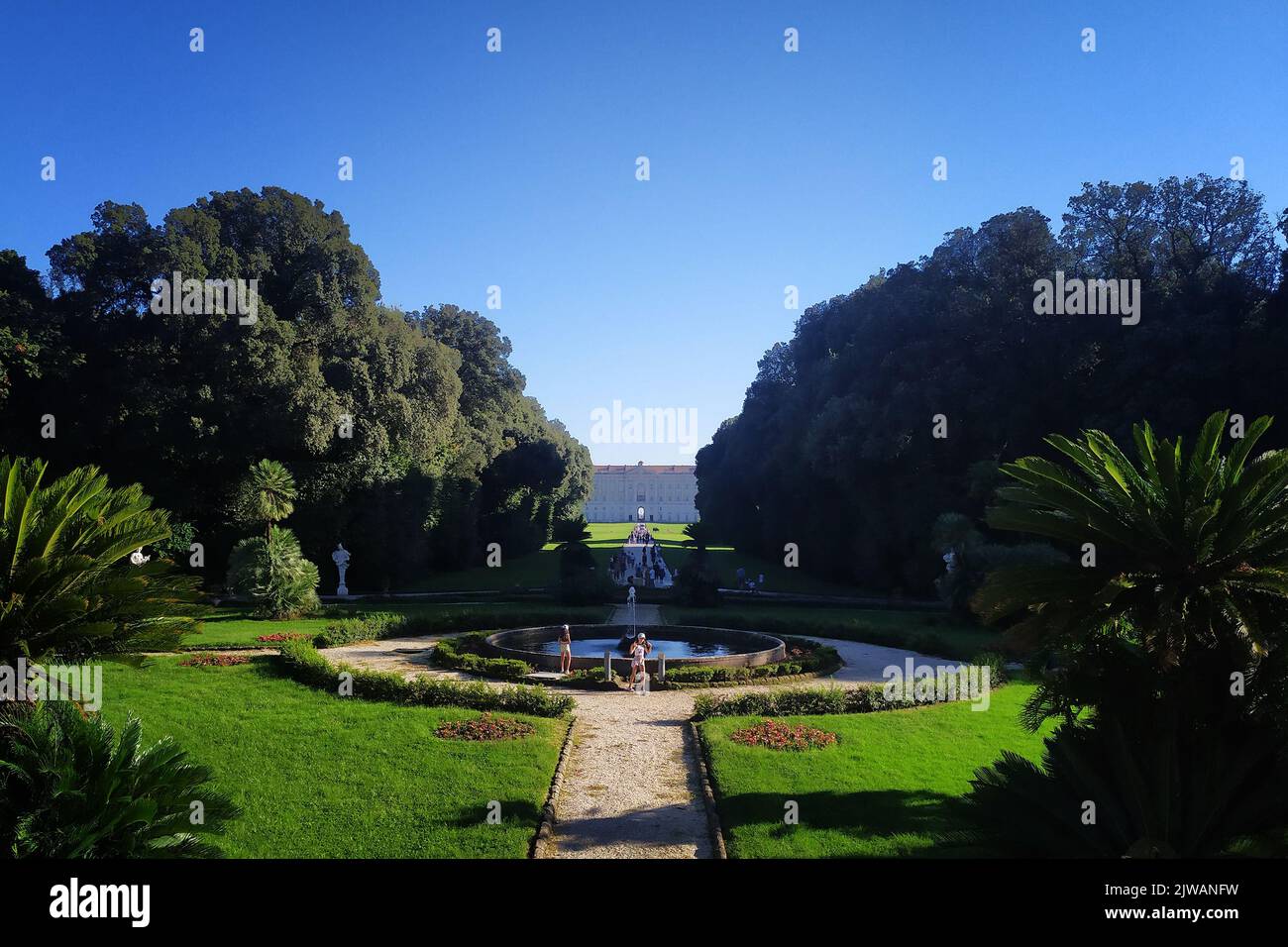 Le palais royal de Caserta mesure 42 mètres de haut et compte 5 étages, inscrit au patrimoine de l'UNESCO en 1997. En 2021, il a accueilli plus de 383 000 visiteurs. Banque D'Images