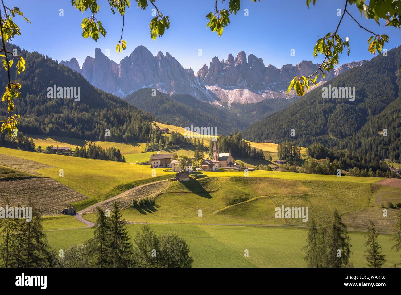 Village de Saint-Magdalena avec célèbre église à Val di Funes, Dolomites, Italie Banque D'Images