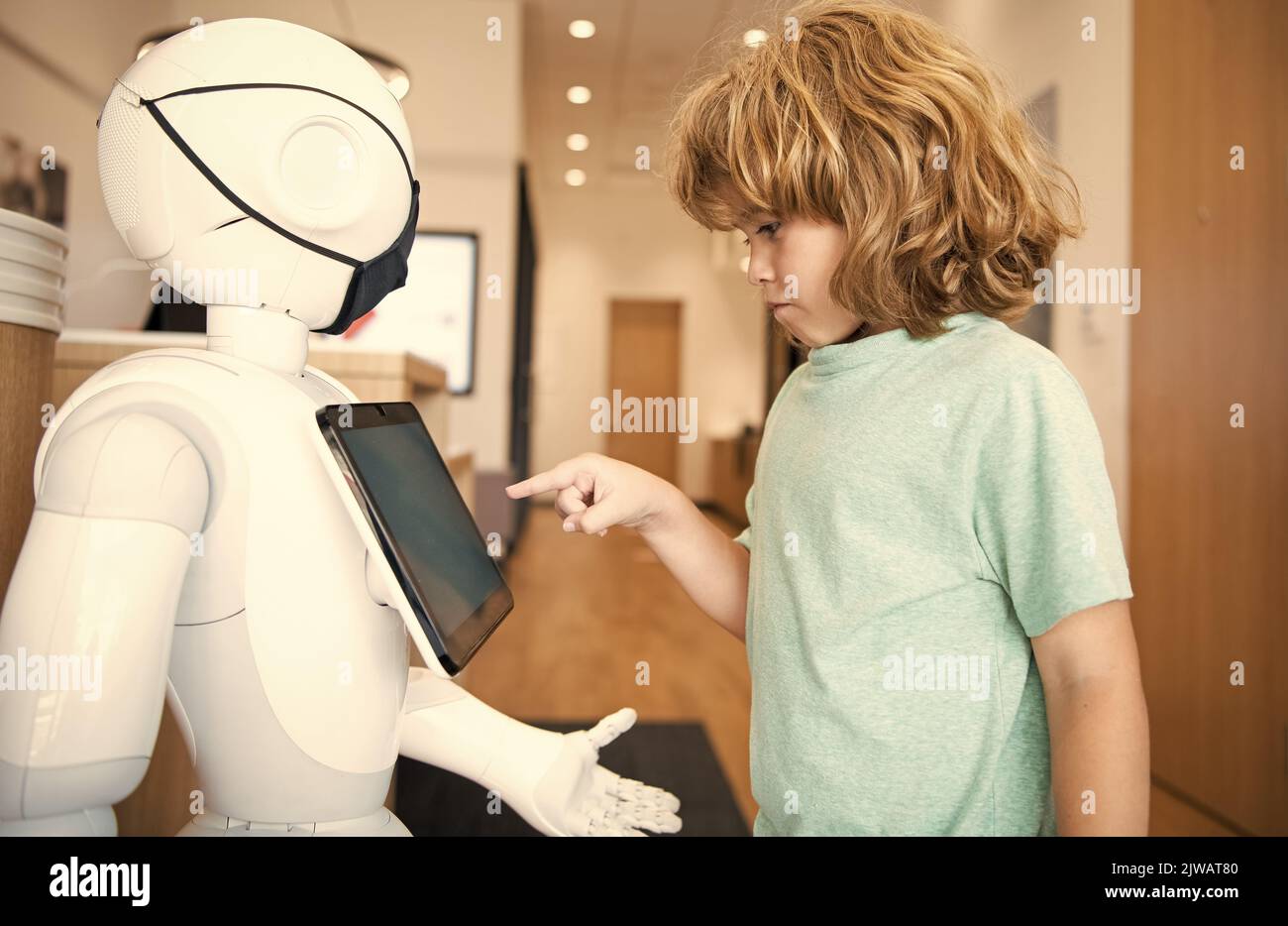 kid interagir avec le robot intelligence artificielle, communication. Banque D'Images