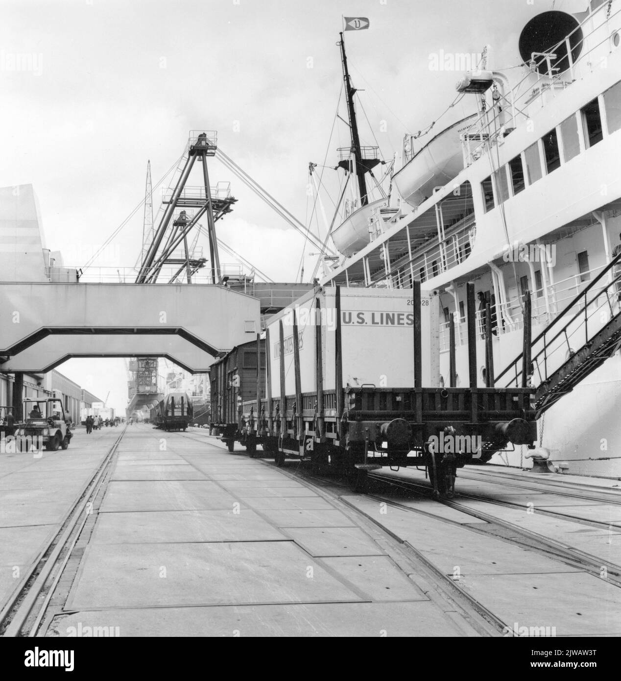 Image du transbordement de conteneurs de lignes américaines dans l'Eemhaven à Rotterdam. Banque D'Images