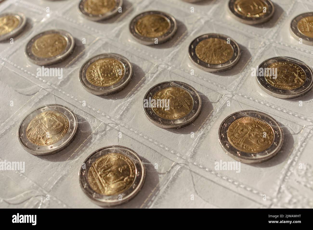 Une collection de pièces commémoratives de deux euros. Sur une ligne, copiez l'espace. Concept de numismatique, de finance, de monnaie européenne Banque D'Images