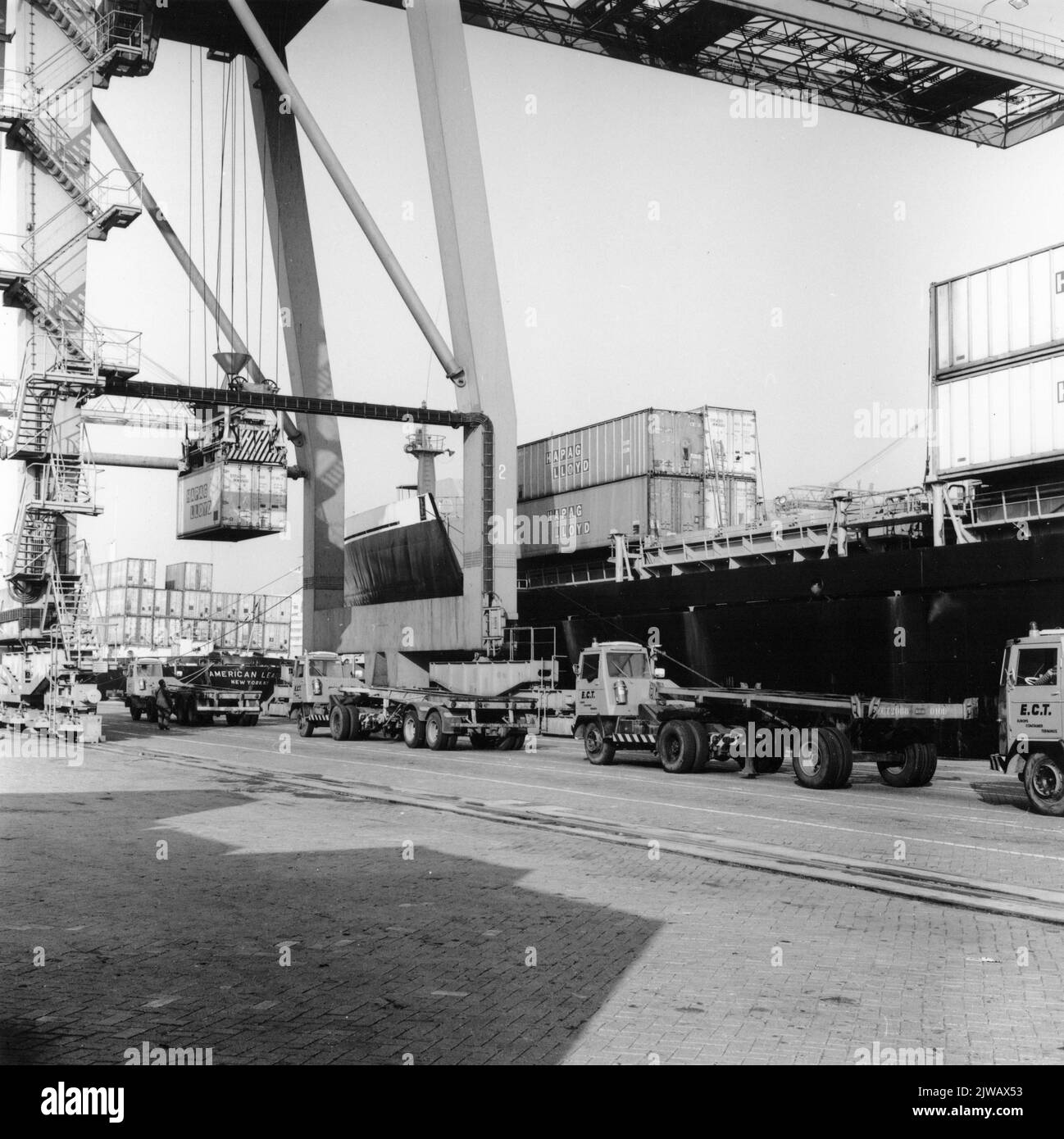 Image du transbordement de conteneurs sur les terminaux à conteneurs européens (E.C.T.) dans l'Eemhaven à Rotterdam. Banque D'Images