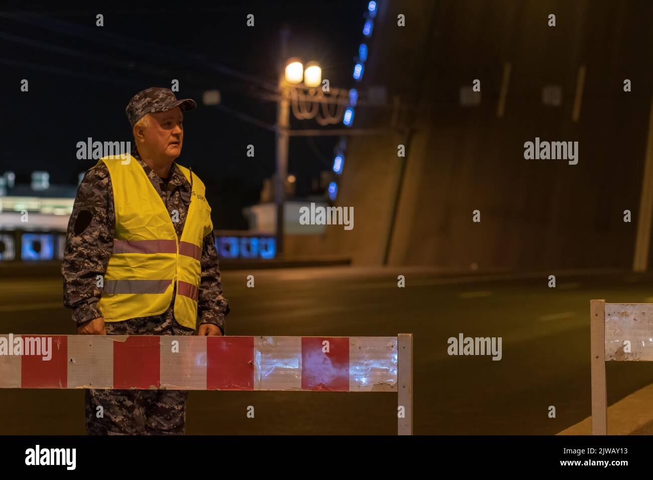 RUSSIE, PETERSBOURG - 19 AOÛT 2022 : la police militaire ferme la clôture de petersbourg pont de russie St paysage urbain, de l'eau saint pour l'aube et le ciel de nuit, crépuscule Banque D'Images
