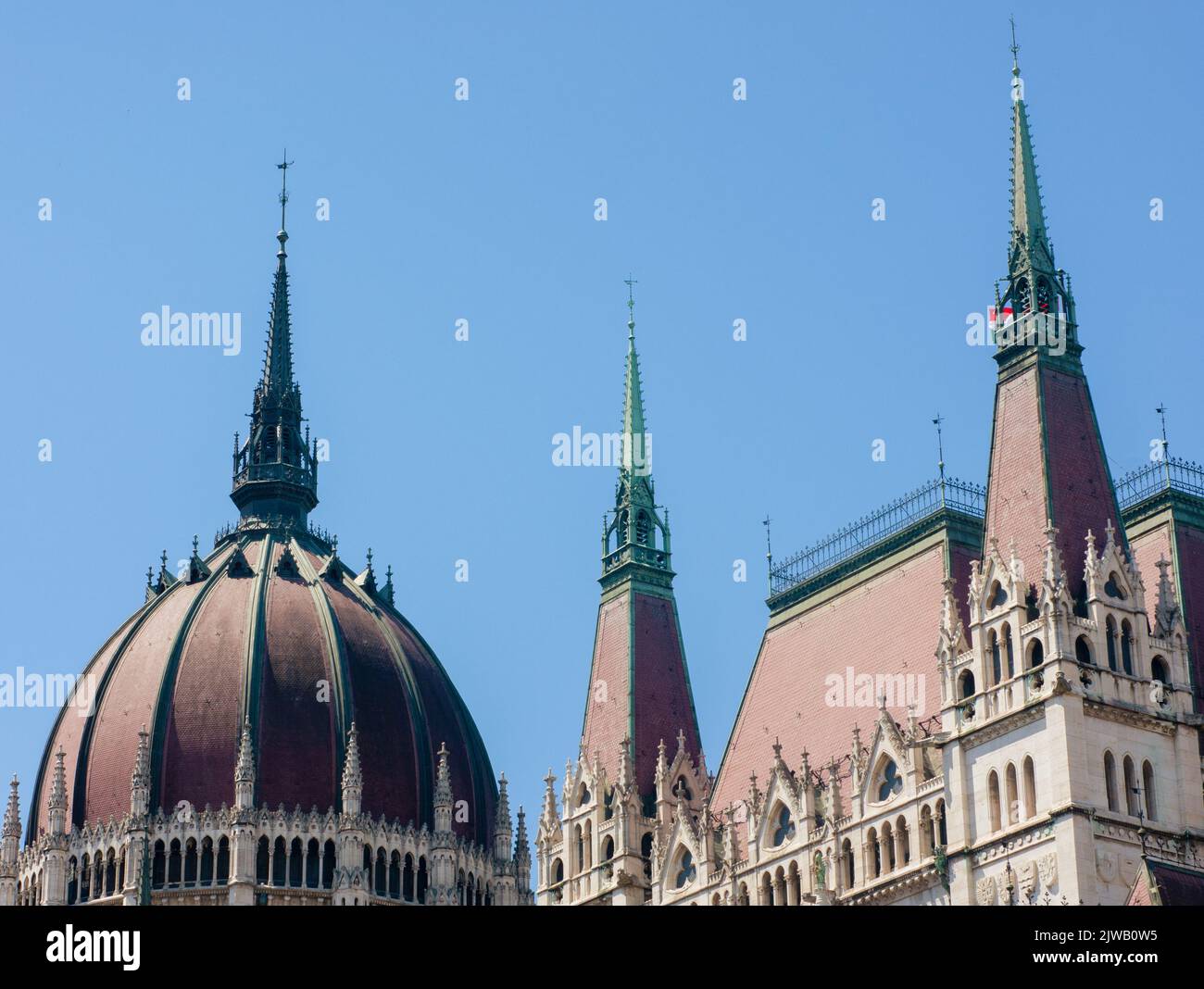 Découvrez le magnifique dôme de toit rouge du Parlement de Budapest, en Hongrie, un site classé au patrimoine mondial. Les touristes peuvent voir une structure massive avec des flèches. Banque D'Images