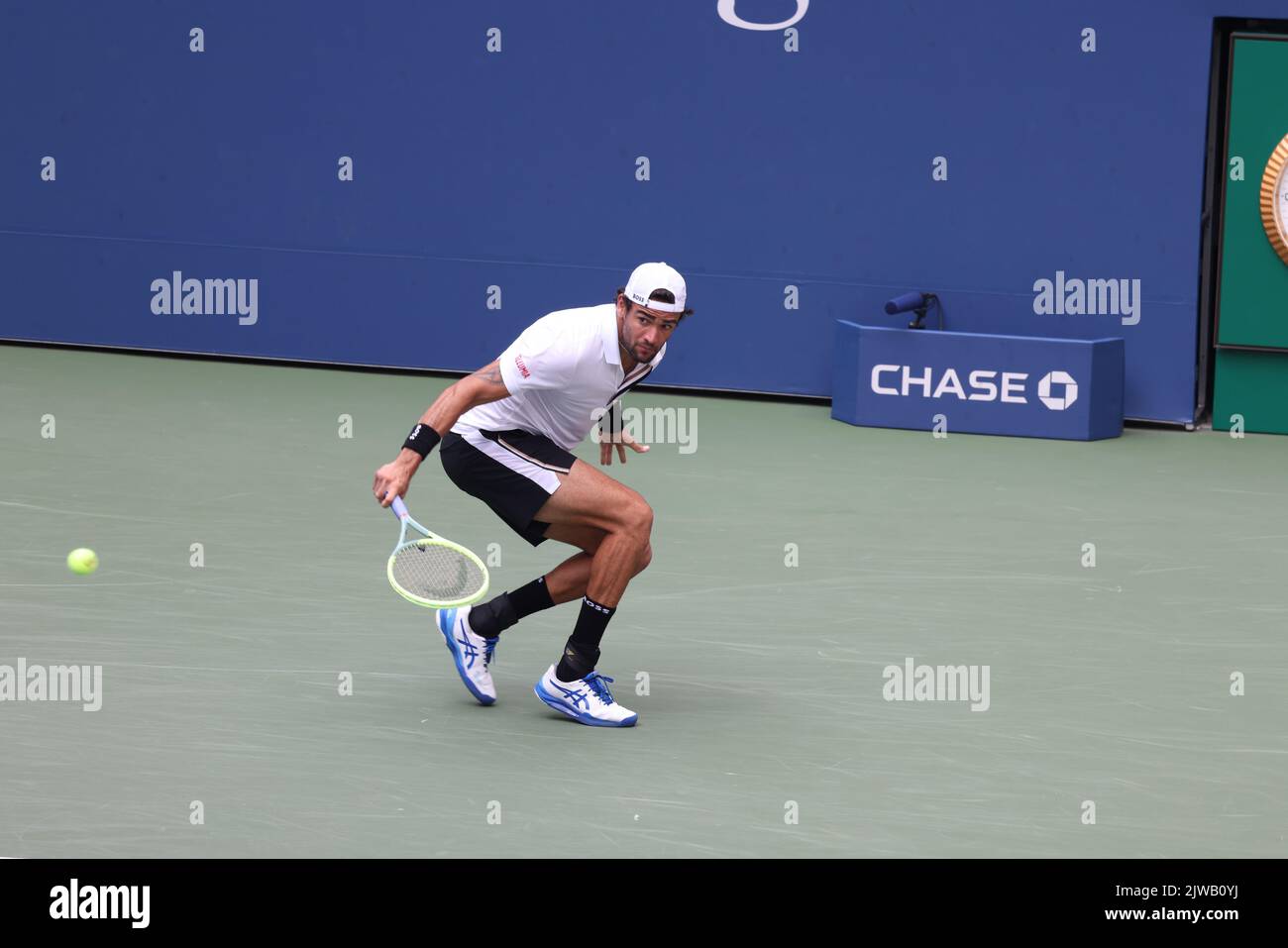 OUVERT AUX ÉTATS-UNIS - JOUR 7, Flushing Meadows, New York, États-Unis. 4th septembre 2022. Matteo Berrettini, de l'Italie, lors de sa quatrième victoire sur Alejandro Davidovich Fokina, de l'Espagne, à l'US Open d'aujourd'hui. Berrettini a gagné en cinq séries. Crédit : Adam Stoltman/Alamy Live News Banque D'Images