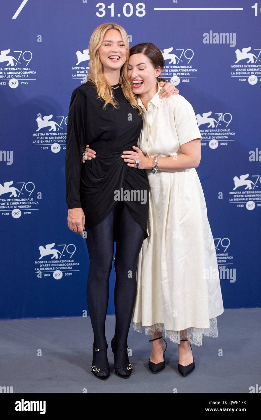 Virginie Efira et Rebecca Zlotowski assistant au festival les enfants