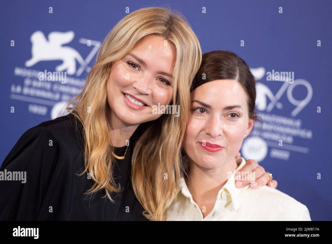 Virginie Efira et Rebecca Zlotowski assistant au festival les enfants