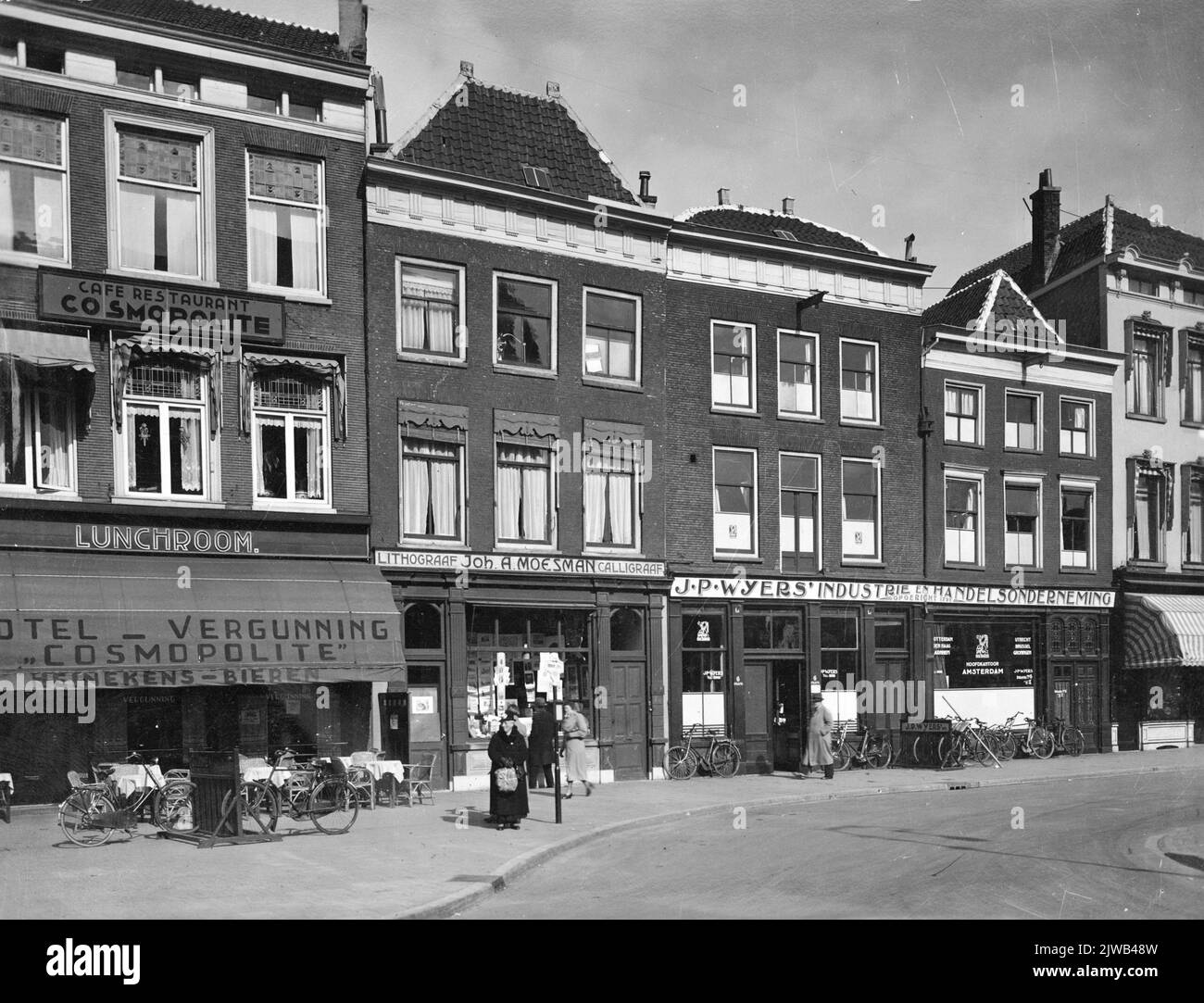 Vue sur les bâtiments de Neude 8 (à gauche), à Utrecht, sur le côté est de la place. Les bâtiments de Neude 4-7 ont été démolis en 1939 pour la construction d'un nouvel entrepôt du J.P. NV Entreprise industrielle et commerciale de Wyers à cet endroit. Banque D'Images