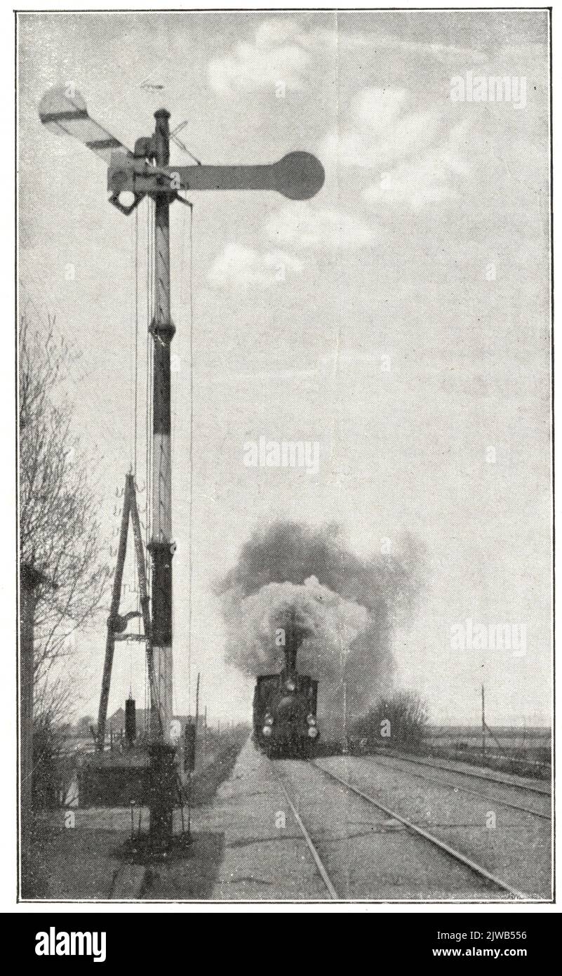 Image d'un signal de bloc de la H.S.M., avec une locomotive à vapeur en approche en arrière-plan. Banque D'Images