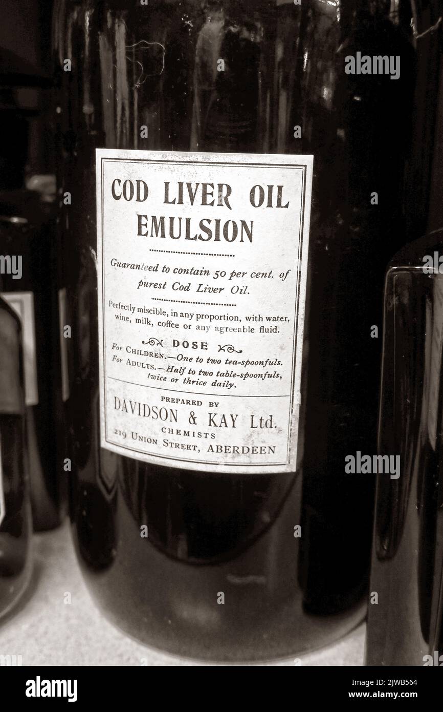 Cod Liver Oil Emulsion - préparé par Davidson & Kay, Chemists of 219 Union Street, Aberdeen, Aberdeenshire, Écosse, Royaume-Uni, AB10 1TL Banque D'Images