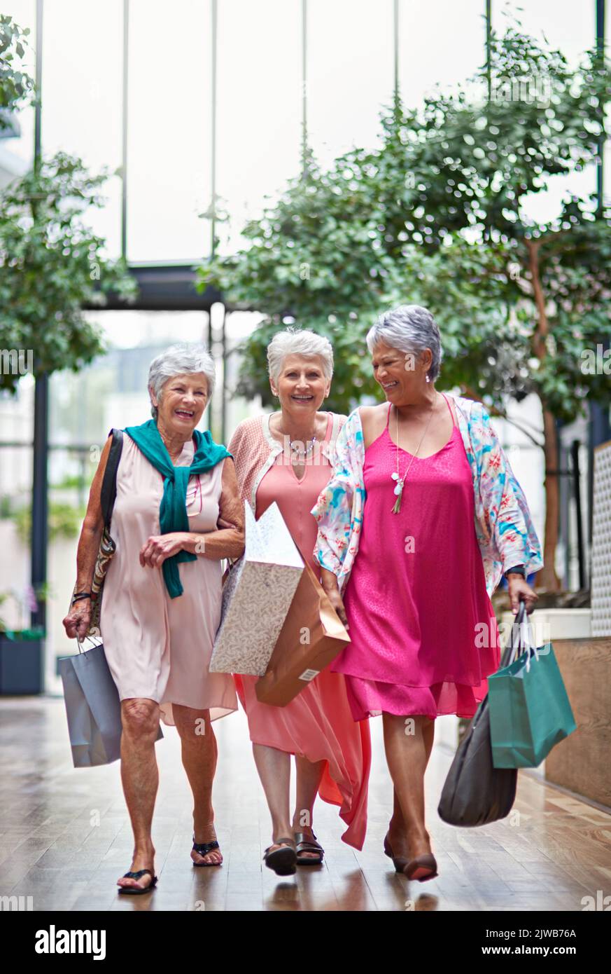 Obtenir plus dans tous les magasins. Portrait complet d'une femme de trois ans sur une frénésie de shopping. Banque D'Images