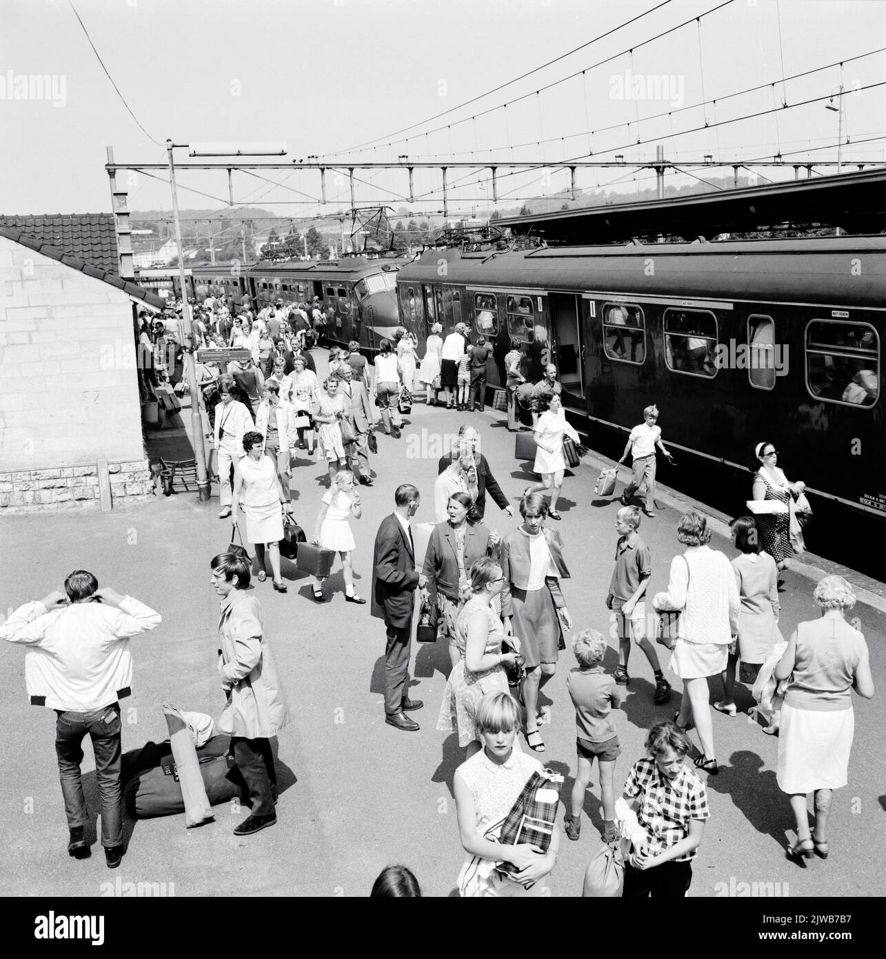 image-de-la-foule-avec-des-passagers-de-train-l-entr-e-et-la-sortie