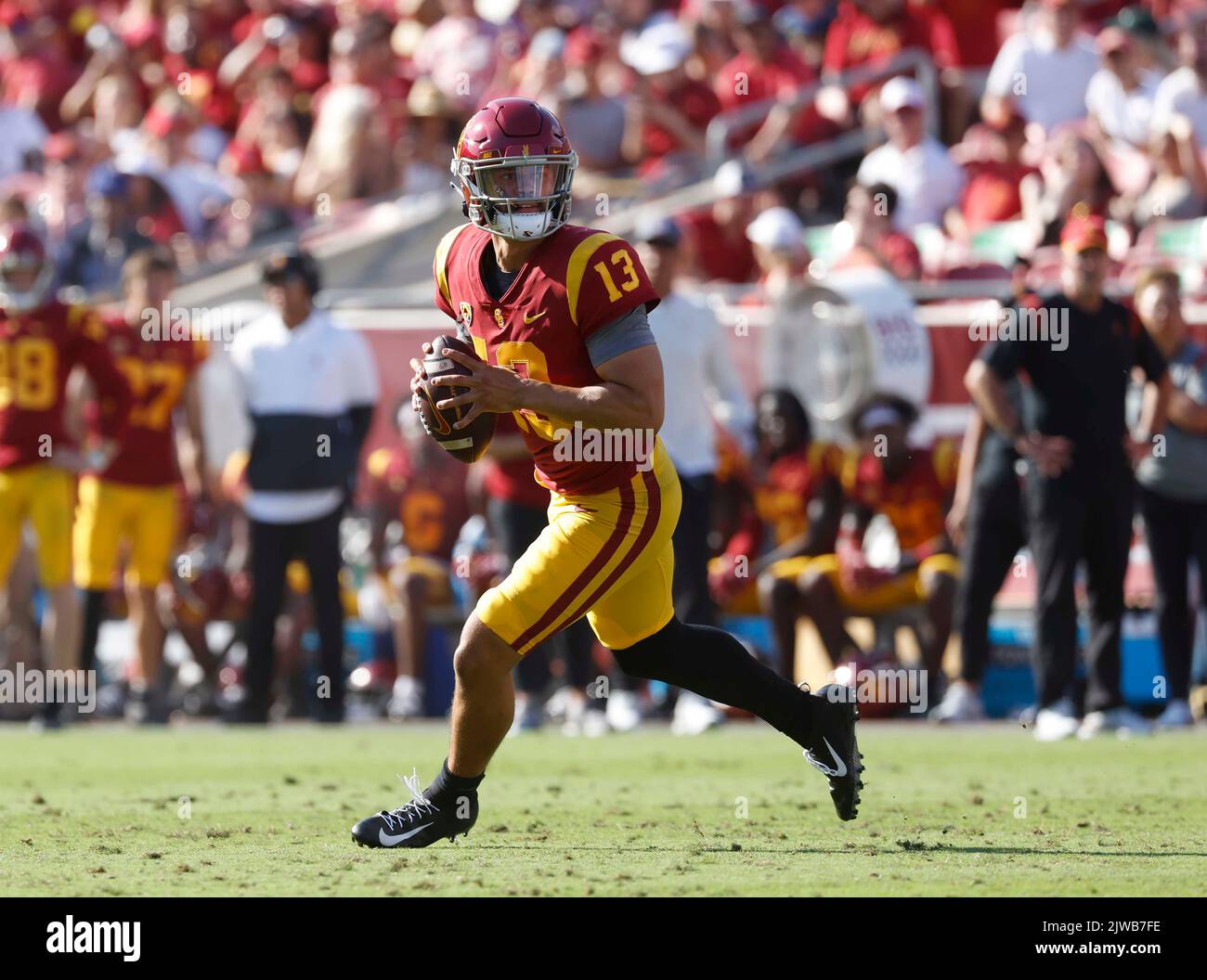 03 septembre 2022 USC Trojans Quarterback Caleb Williams #13 brouille avec le ballon pendant le match de football NCAA entre les chouettes du riz et les chevaux de Troie USC au Los Angeles Coliseum, Californie. Crédit photo obligatoire : Charles Baus/CSM Banque D'Images