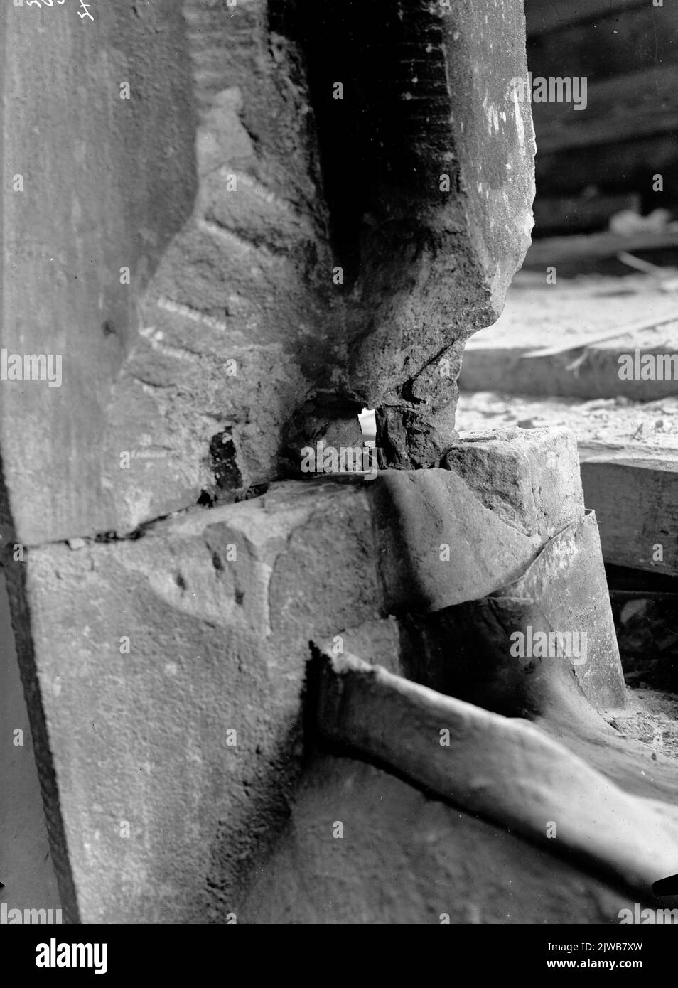 Détail d'un style de fenêtre dans la façade sud du Domkerk à Utrecht, pendant la restauration de l'église. Banque D'Images