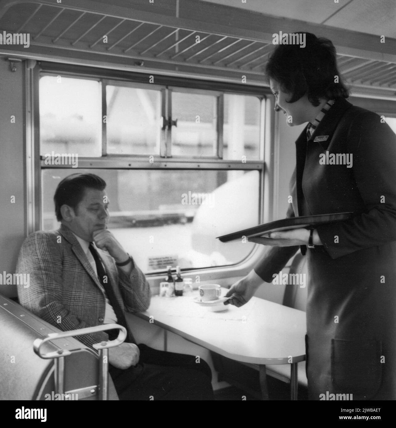 Image de servir du café par une hôtesse de wagons-Lits dans le train électrique n° 1970 (art. 1954, plan P) de la N.-É Banque D'Images Image de servir du café par une hôtesse de wagons-Lits dans le train électrique n° 1970 (art. 1954, plan P) de la N.-É Banque D'Images