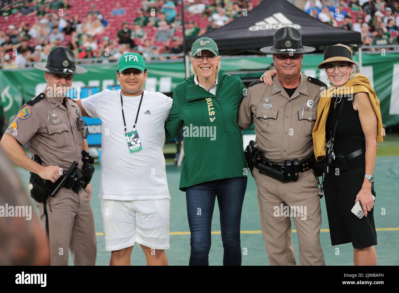 Tampa, Floride. États-Unis; Jane Castor, maire de Tampa, a lancé la pièce officielle lors d'un match d'aujourd'hui lors d'un match de football de la NCAA contre l'Université de Floride du Sud Banque D'Images Tampa, Floride. États-Unis; Jane Castor, maire de Tampa, a lancé la pièce officielle lors d'un match d'aujourd'hui lors d'un match de football de la NCAA contre l'Université de Floride du Sud Banque D'Images