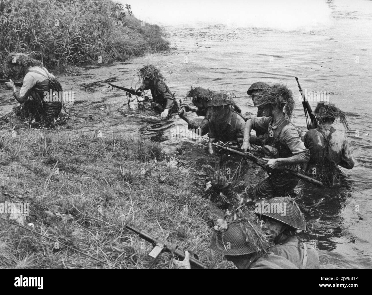 Images d'un exercice militaire sur le Kromme Rijn à Bunnik à l'occasion de l'anniversaire de 200 ans de l'École cadre des pionniers et de l'École des officiers de réserve des pionniers : un groupe de fantassins atteint après avoir traversé la rivière de Oever. Banque D'Images