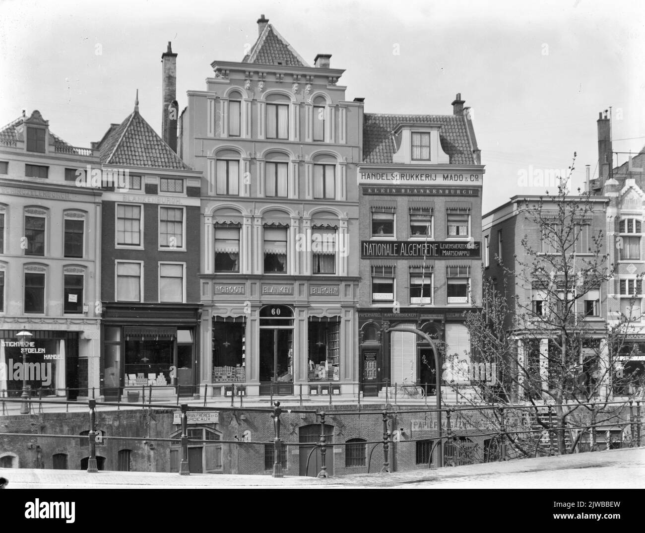 Vue sur les façades des maisons Oudegracht Weerdzijde 54-64 (à droite) à Utrecht; au milieu de la compagnie d'épicerie Groot Blankenburgh (Oudegracht Weerdzijde 60) .n.b. Les adresses Oudegracht Weerdzijde 54-64 ont été changées en 1917 en Oudegracht 125-117. L'adresse Oudegracht 60 devient Oudegracht 121. Banque D'Images