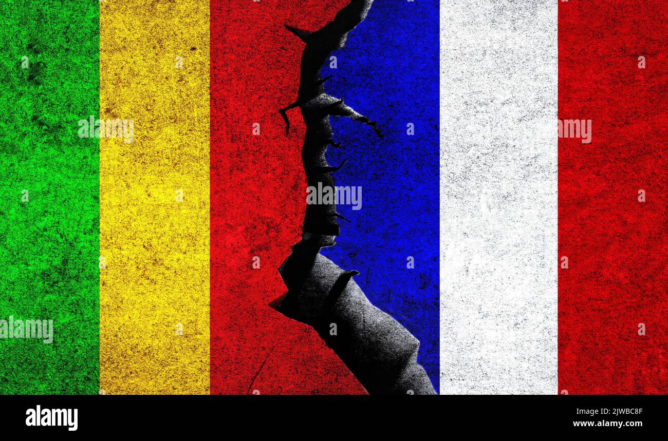 France contre Mali drapeaux sur un mur avec fissure. France Mali conflit, crise de guerre, économie, relation, concept commercial Banque D'Images