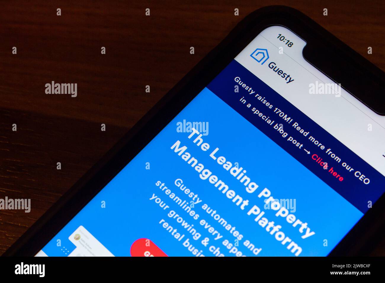 Site de Guesty sur iPhone. Guesty est une plate-forme de gestion des biens locatifs à court terme utilisée sur plusieurs plates-formes telles qu'Airbnb, VRBO & Booking.com Banque D'Images