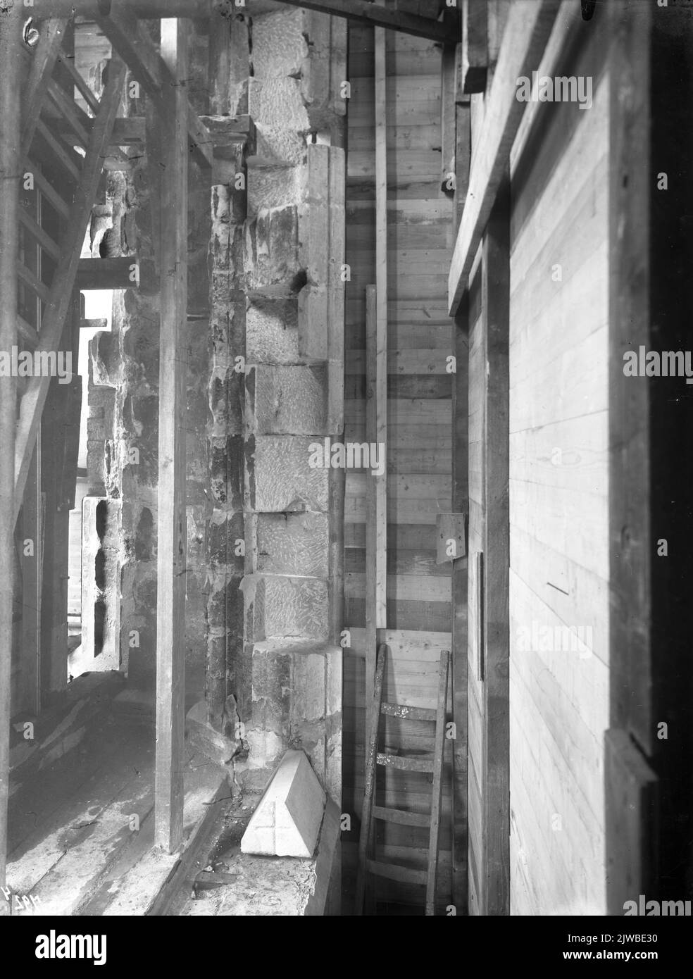 Détail d'une fenêtre dans la façade sud du Domkerk à Utrecht, pendant la restauration de l'église. Banque D'Images