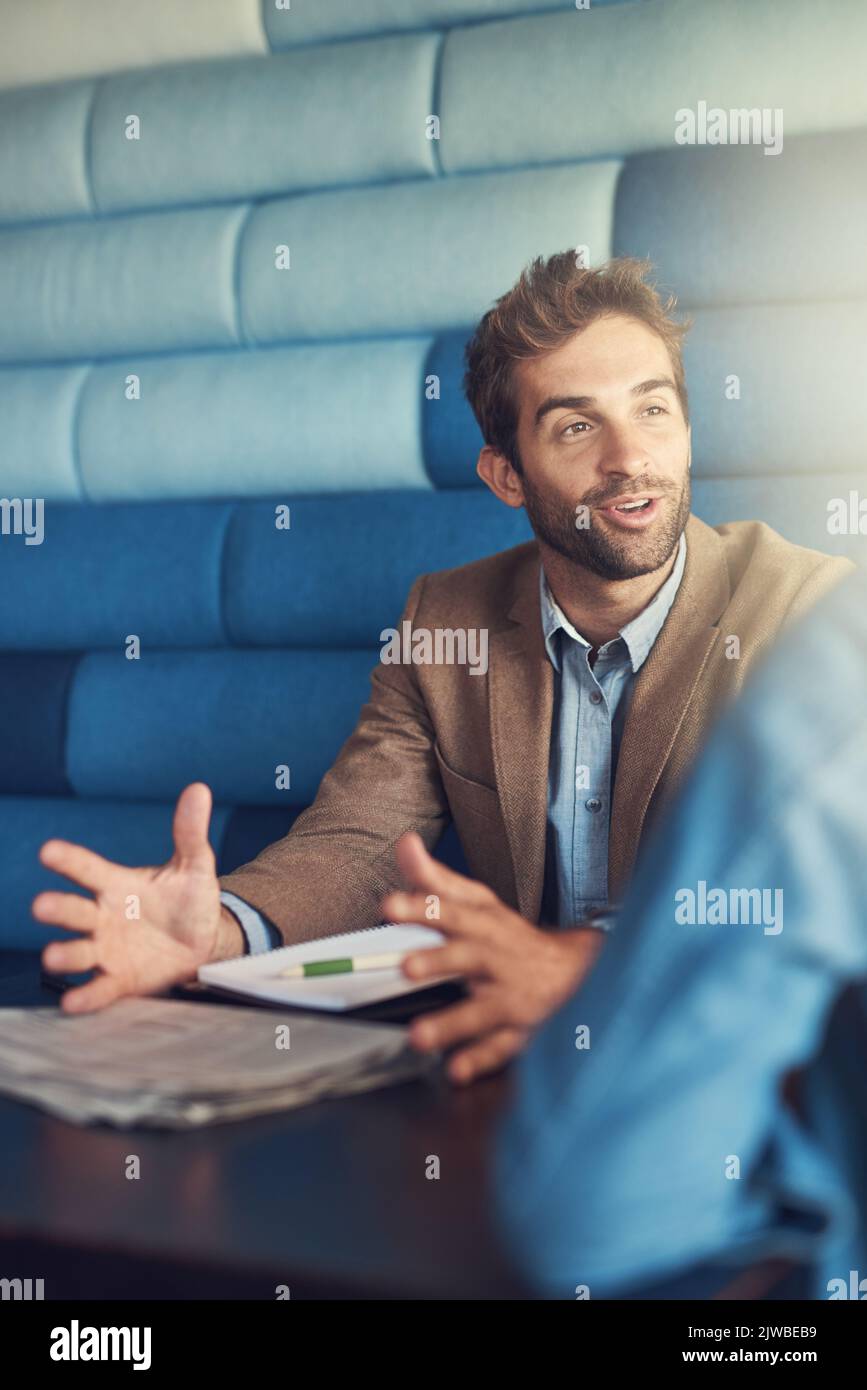Les gens sont son entreprise. Un jeune homme ayant une réunion d'affaires dans un café. Banque D'Images