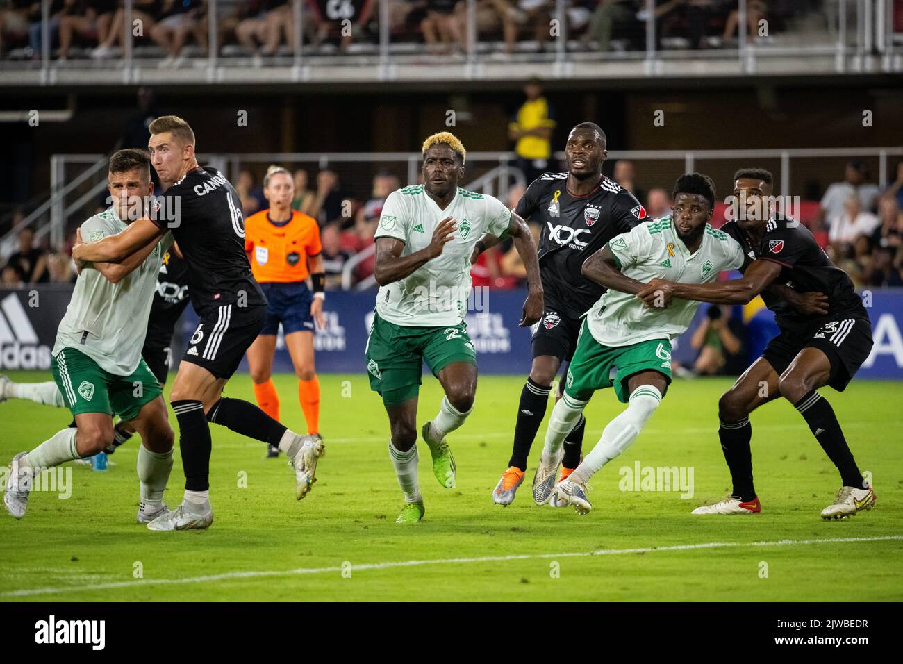 Washington, États-Unis. 04th septembre 2022. Avant de rapides Gyasi Zardes fait une course dans la boîte tout en étant gardée par l'avant Uni Christian Benteke sur un coup de pied, lors d'un DC United vs Colorado Rapids Major League Soccer (MLS) match qui a pris fin 0-0, à Audi Field à Washington, DC, le dimanche, 4 septembre 2022. (Graeme Sloan/Sipa USA) Credit: SIPA USA/Alay Live News Banque D'Images