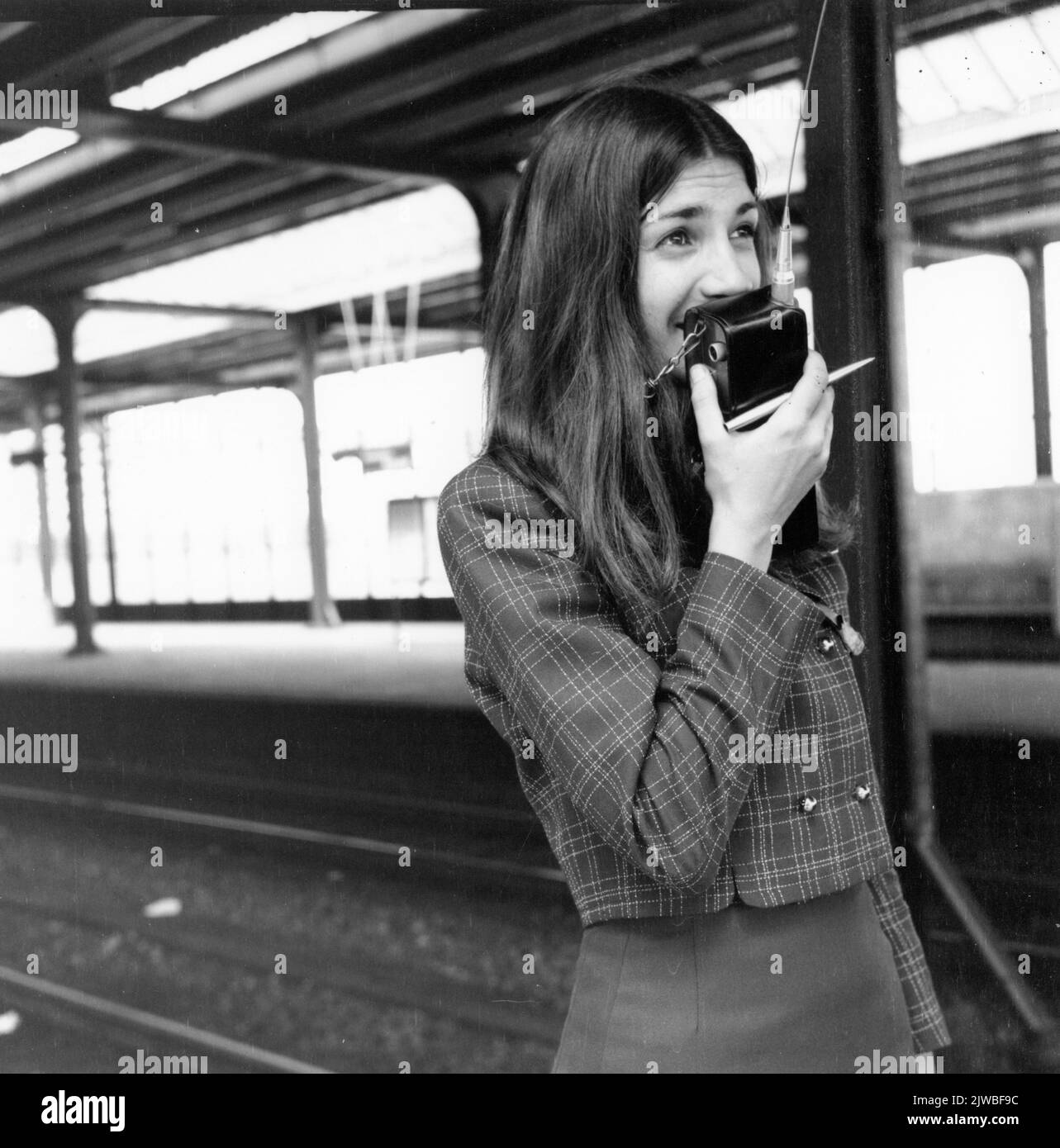 Image d'une hôtesse de la N.S. Avec Walkie Talkie sur la plate-forme de la station N.S. Amsterdam Amstel à Amsterdam. Banque D'Images
