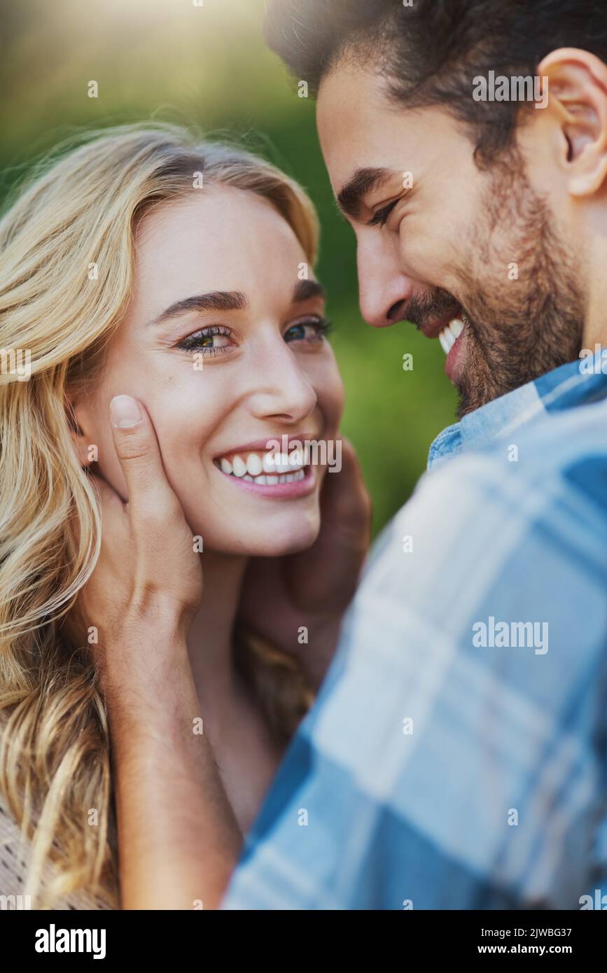 HES me fait les yeux. Un jeune couple affectueux ayant un moment romantique à l'extérieur. Banque D'Images