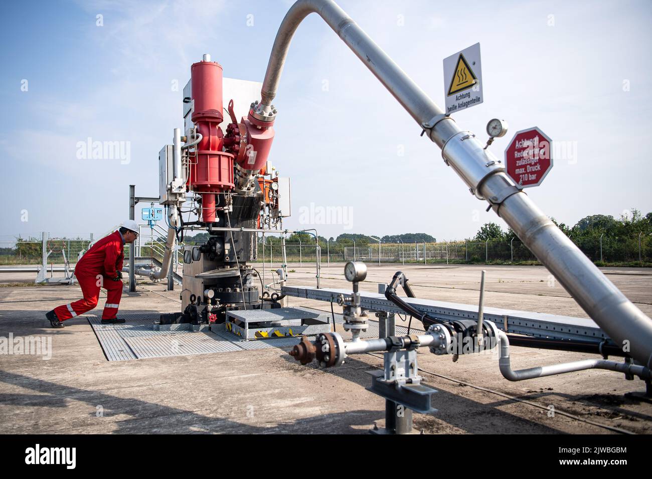 Vechta, Allemagne. 26th août 2022. Peter Thie d'ExxonMobil se trouve à la croix d'éruption du champ de gaz naturel de Goldenstedt Z23. (À dpa 'Struggle for every cubice mètre': Production de gaz allemande et ses limites') Credit: Sina Schuldt/dpa/Alay Live News Banque D'Images