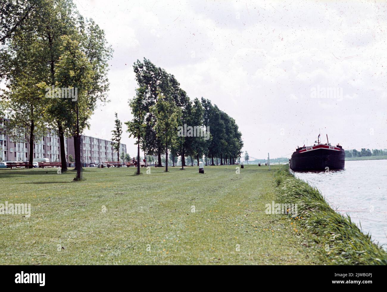 Vue du nord sur la bande verte entre la rue de la place de la rue et le canal Amsterdam-Rhin à Utrecht. Banque D'Images