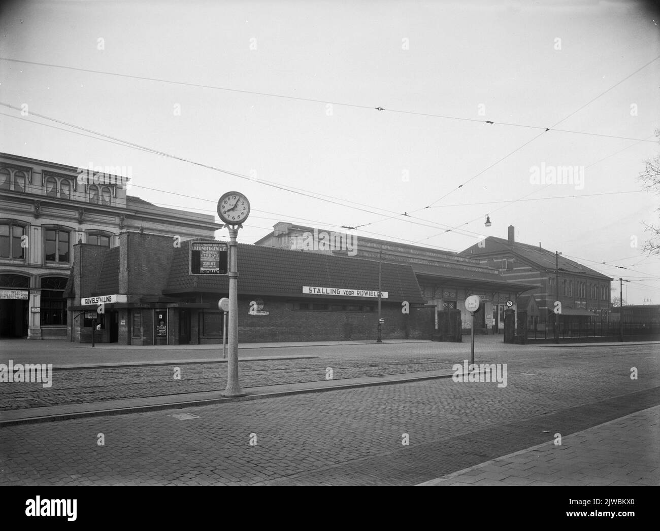 Vue sur le parking à vélo de la gare centrale (Stationsplein) d'Utrecht. En arrière-plan le délestage de commande. Banque D'Images