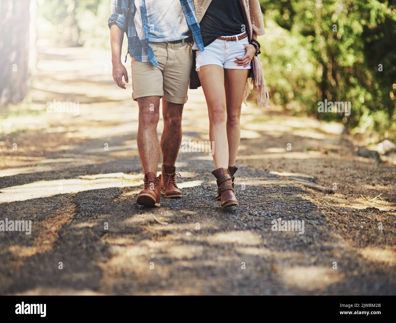 Prendre la route moins voyagé. Un jeune couple affectueux pendant une randonnée. Banque D'Images
