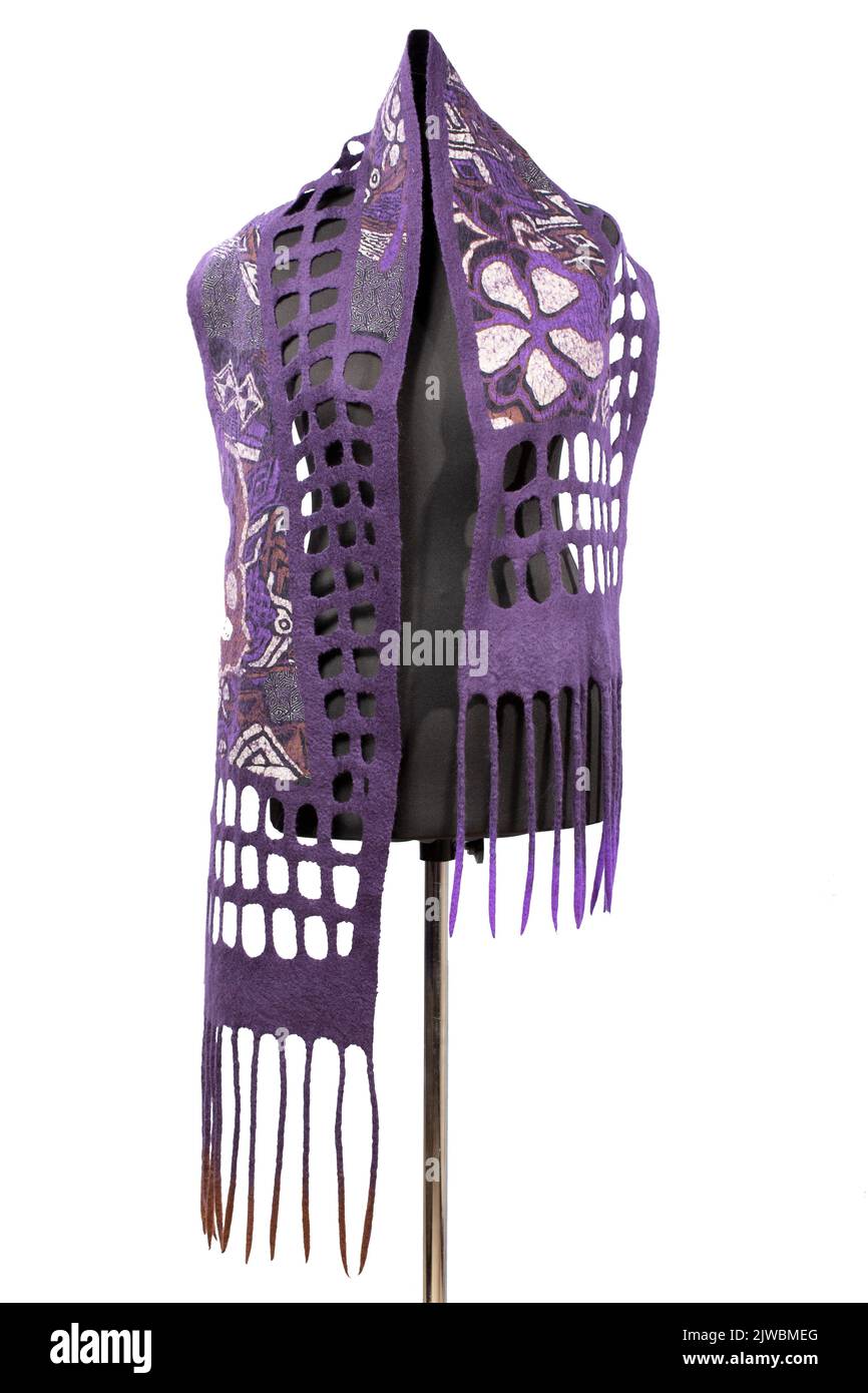 Foulard violet de laine feutrée sur un mannequin sur fond blanc Banque D'Images