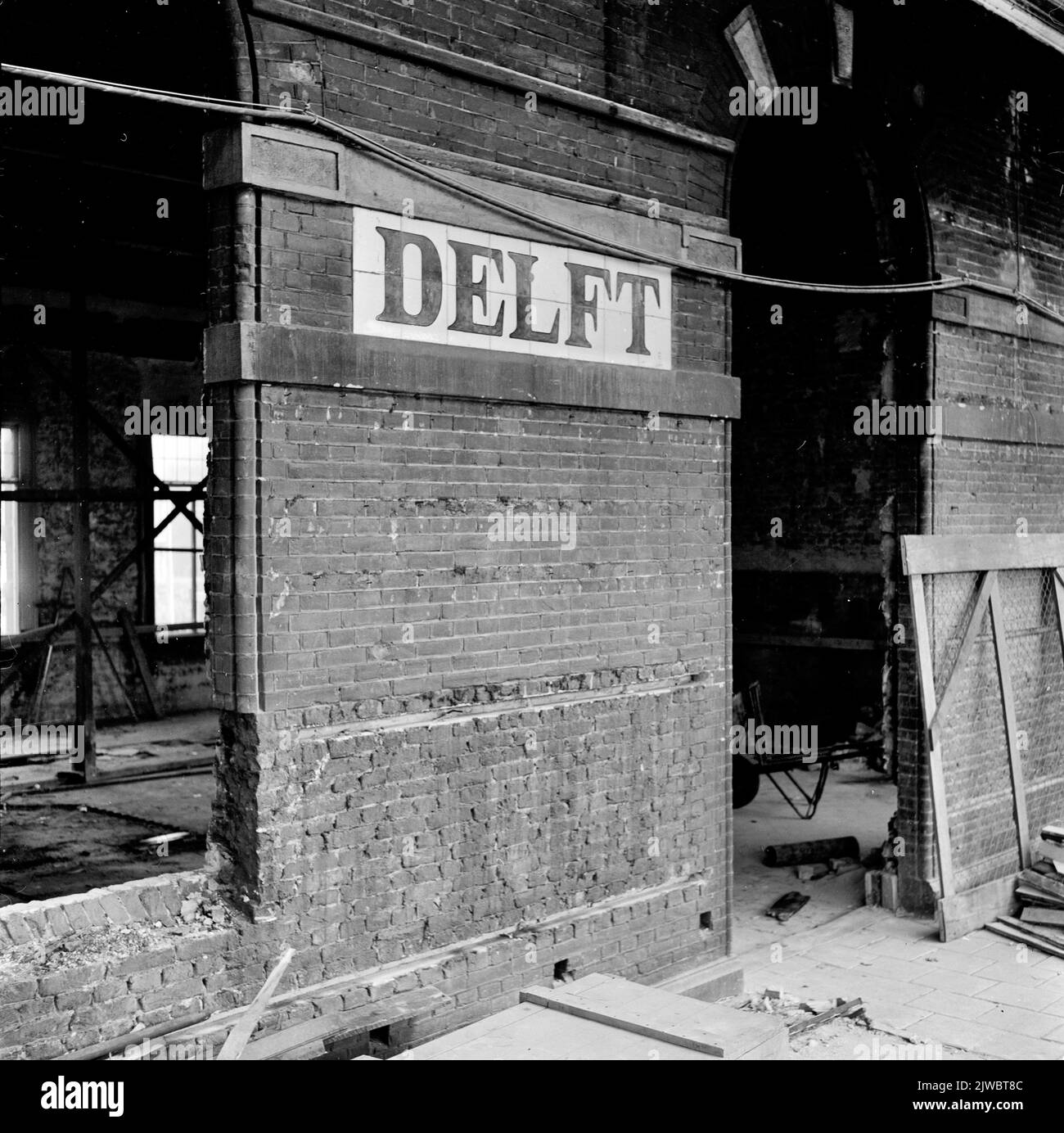 Image du nom de la station « Delft » sur les carreaux lors d'une rénovation à la station de New York Delft à Delft. Banque D'Images