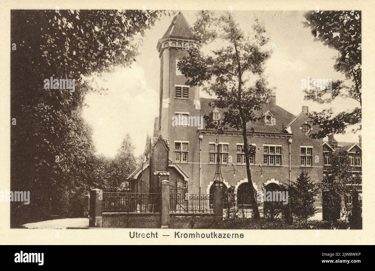 Vue de la façade du bâtiment de la garde à gauche de l'entrée principale des casernes de Kromhout (Prins Hendriklaan 89) à Utrecht.n.b. L'adresse Prins Hendriklaan 89 a été modifiée en 1973 dans Prins Hendriklaan 105. Banque D'Images
