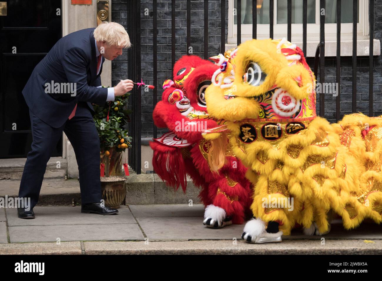 Photo du dossier datée du 24/01/20, le Premier ministre Boris Johnson accueille des membres de la communauté chinoise au 10 Downing Street, Londres, pour célébrer le nouvel an chinois. Liz Truss ou Rishi Sunak seront déclarés comme le nouveau chef du Parti conservateur et successeur du Premier ministre Boris Johnson lundi après-midi. Le nouveau Premier ministre devra faire face à un ensemble de défis de taille, notamment une crise énergétique, une inflation galopante, de nouvelles frappes et la guerre en cours en Ukraine.Date de publication : lundi 5 septembre 2022. Banque D'Images