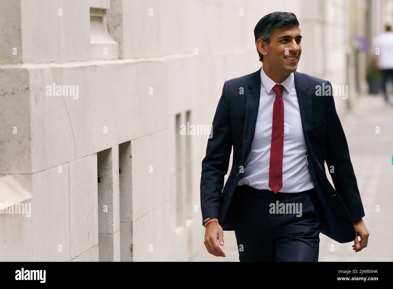 Photo du dossier datée du 21/07/22 du candidat à la direction Rishi Sunak arrivant aux studios LBC à Millbank, dans le centre de Londres. Liz Truss et Rishi Sunak attendent les résultats d'un sondage des membres du Parti conservateur qui décident d'entre eux qui a été choisi comme nouveau chef du parti et qui deviendra le prochain Premier ministre. Date de publication : lundi 5 septembre 2022. Banque D'Images