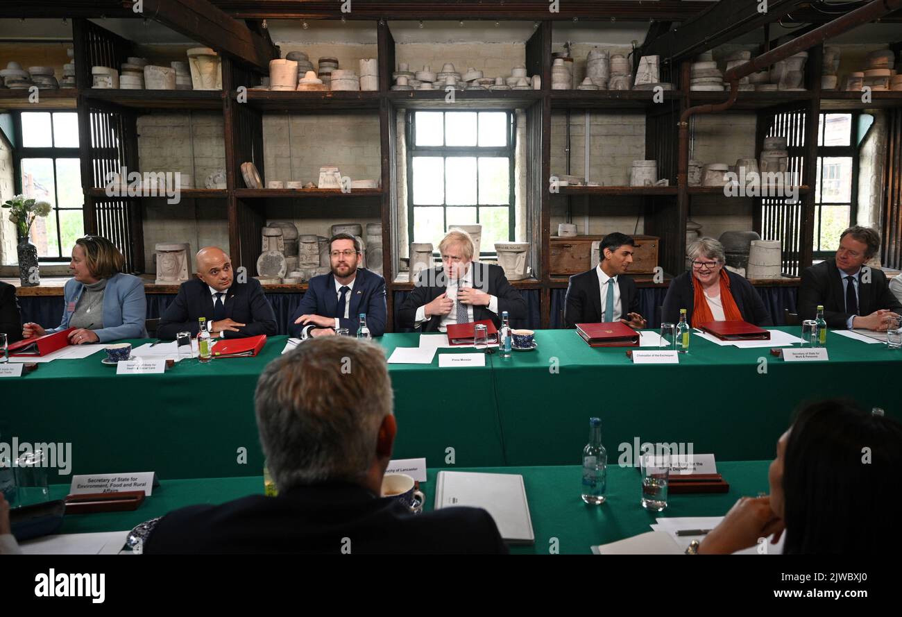 Photo du dossier datée du 12/05/22 de (de gauche à droite) la secrétaire au Commerce international Anne-Marie Trevelyan, la secrétaire à la Santé Sajid Javid, la secrétaire du Cabinet Simon case, le premier ministre Boris Johnson, le chancelier de l’Échiquier Rishi Sunak, Le secrétaire au travail et aux pensions, Thérèse Coffey, et le secrétaire écossais, Alister Jack, lors d'une réunion du cabinet régional à Middleport Pottery à Stoke on Trent. Liz Truss et Rishi Sunak attendent les résultats d'un sondage des membres du Parti conservateur qui décident d'entre eux qui a été choisi comme nouveau chef du parti et qui deviendra le prochain Premier ministre. Date de publication : lundi S Banque D'Images