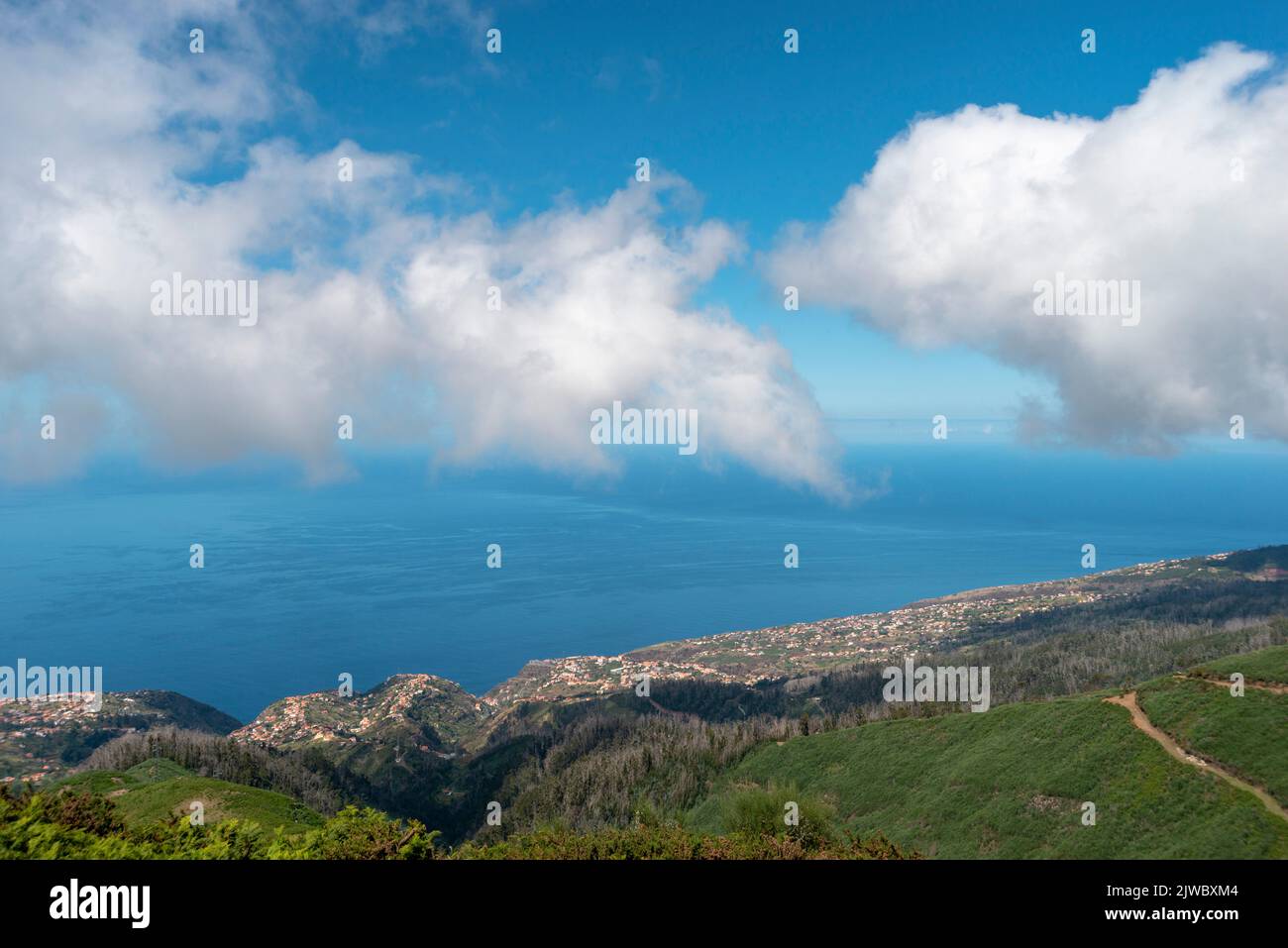 Vue de la montagne au village de Calheta par une journée ensoleillée sur l'île de Madère Banque D'Images