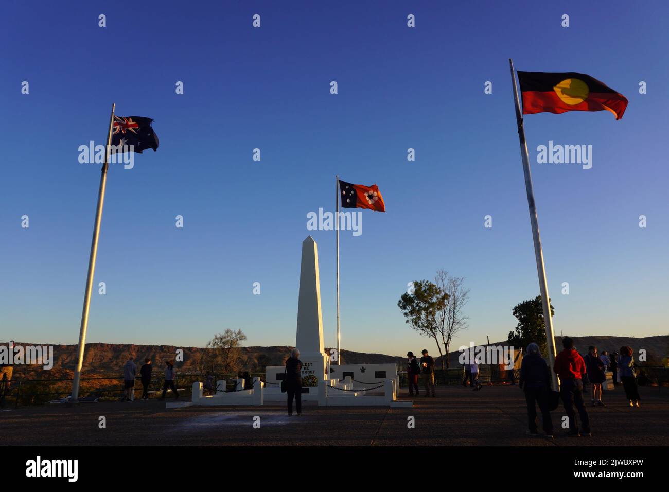 Personnes sur la colline ANZAC à Alice Springs au coucher du soleil Banque D'Images