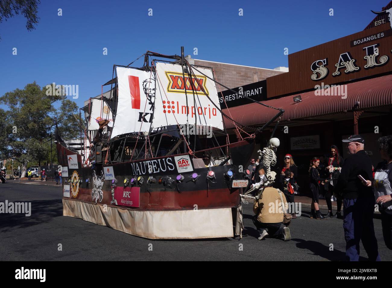 Le bateau pirate se prépare à la parade de la rue Henley-on-Todd de 2022 à Alice Springs, territoire du Nord, Australie Banque D'Images