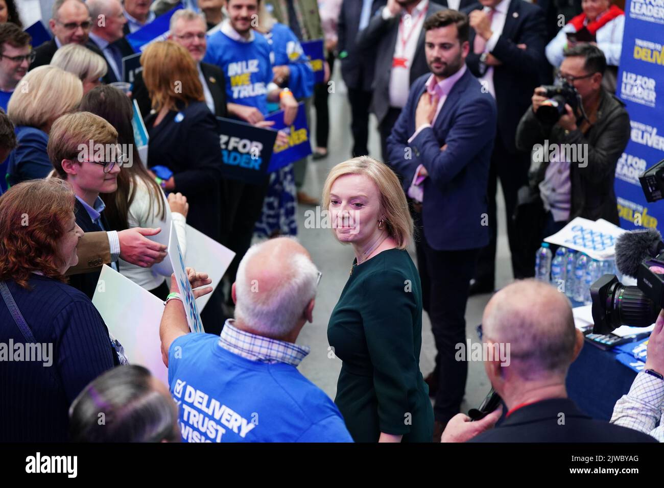 Photo du dossier datée du 16/08/22 de Liz Truss debout avec ses partisans alors qu'elle arrive pour un événement de hustings à Perth concert Hall à Perth, en Écosse. Liz Truss et Rishi Sunak attendent les résultats d'un sondage des membres du Parti conservateur qui décident d'entre eux qui a été choisi comme nouveau chef du parti et qui deviendra le prochain Premier ministre. Date de publication : lundi 5 septembre 2022. Banque D'Images