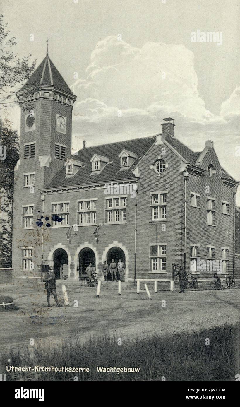 Vue sur les murs avant et latéraux du bâtiment d'attente à gauche de l'entrée principale de la caserne de Kromhout (Prins Hendriklaan 89) à Utrecht.n.b. L'adresse Prins Hendriklaan 89 a été modifiée en 1973 dans Prins Hendriklaan 105. Banque D'Images