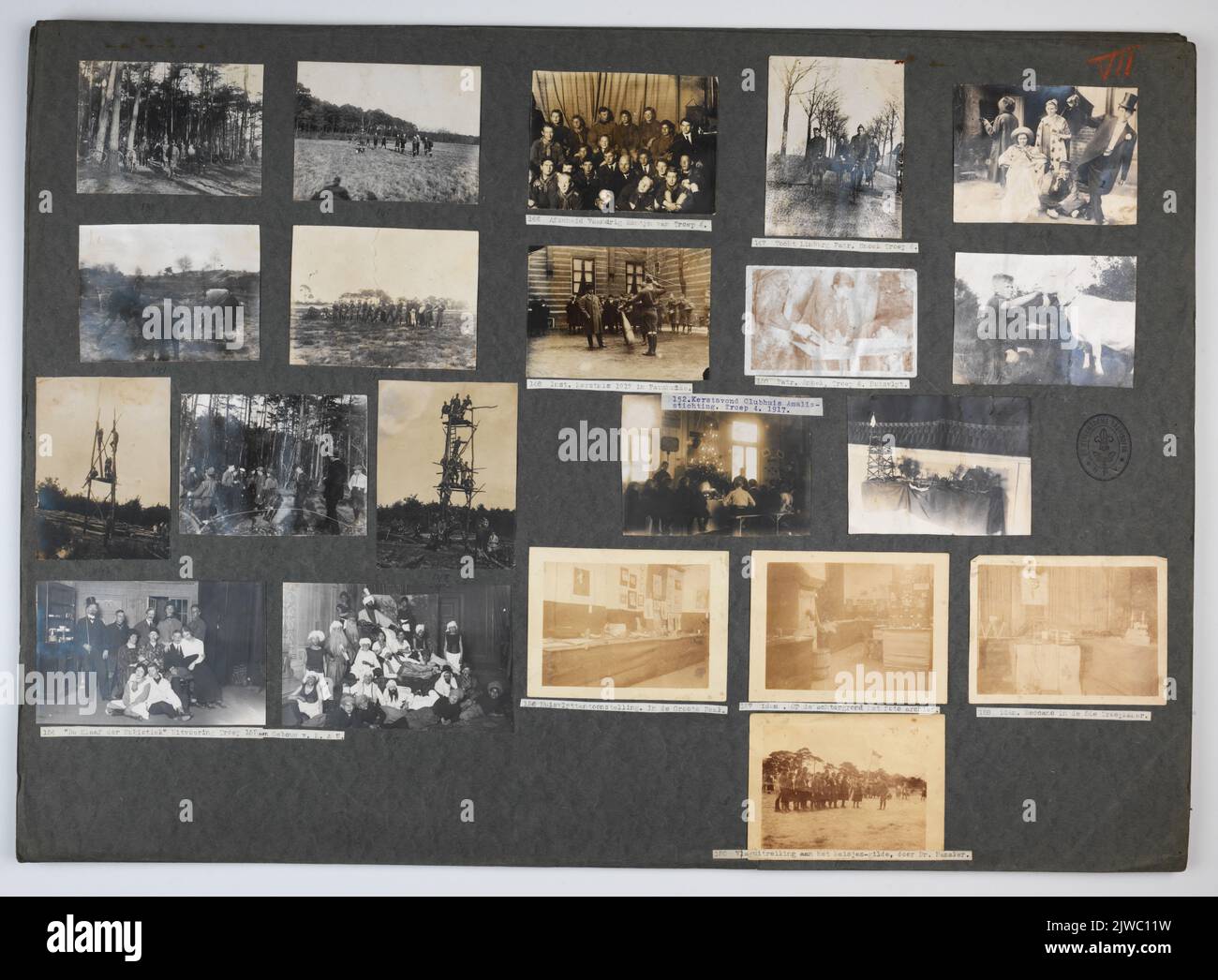 Image de la page 7 d'un album photo à feuilles volantes de l'Association néerlandaise des Poundfinders (N.P.V.), département d'Utrecht, avec des photos de scouts de: Troep 4 à Vollenhoven (139-140); le jour du camp en 1918 (141-142); la construction d'une tour de guet par Troep 2 à Bilthoven (143 et 145); inconnu (144); Les adieux de Vaandrig Montijn van Troep 4 (146); Une patrouille à travers Limburg à travers Troep 4 (147); l'installation de scouts de garçons par le Prince Hendrik sur Paushuize à Noël 1917 (148); une version de Troep 2, 2nd Vendel en 1917 (149); quelques maisons de la junk 4 (150); Kolk avec une chèvre (151) ; la veille de Noël Banque D'Images
