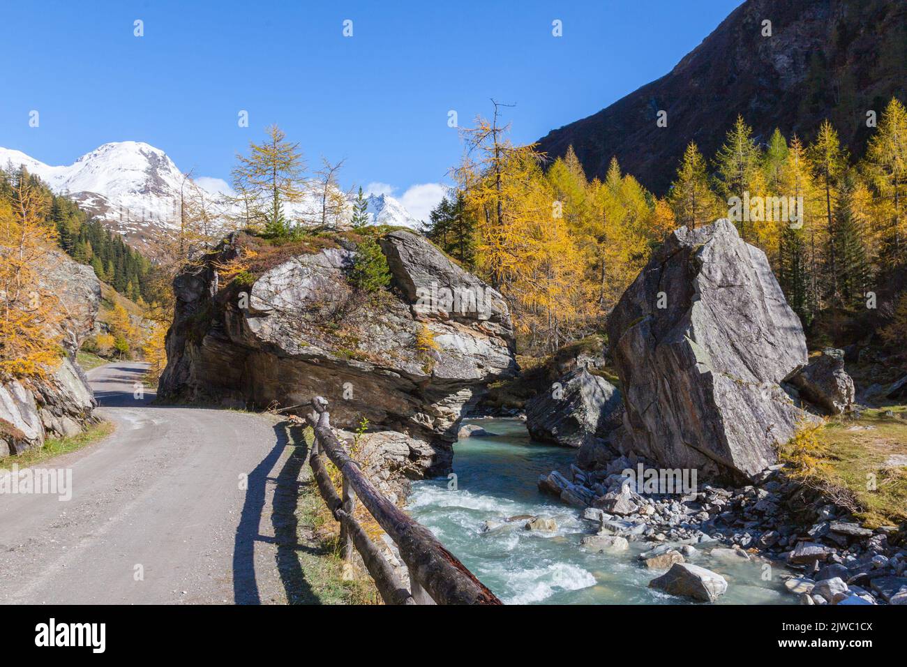 Route de campagne à travers la vallée le long de la rivière Banque D'Images