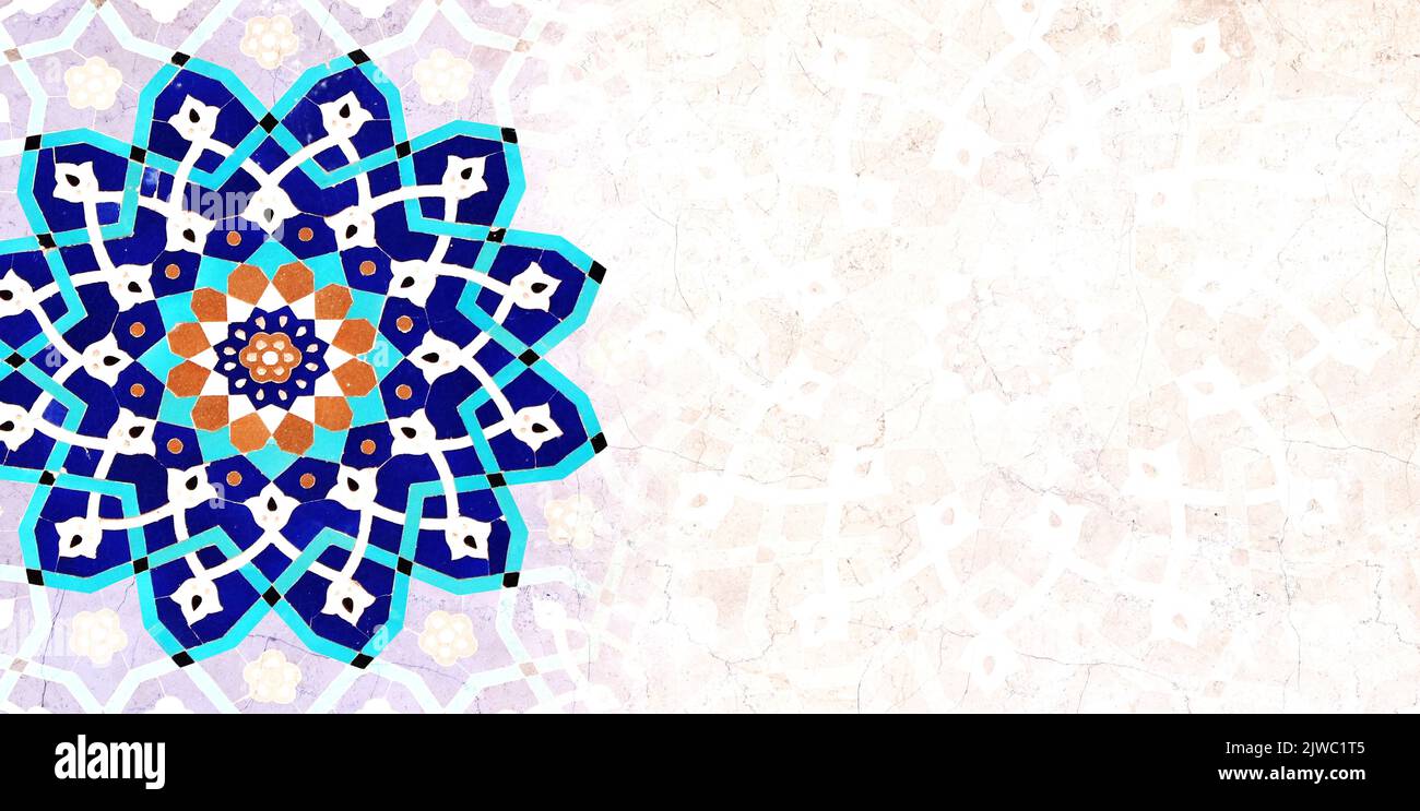 Détail de mur traditionnel persan mosaïque avec ornement géométrique et floral, Iran. Arrière-plan horizontal ou vertical avec carreaux de céramique. Maquette Banque D'Images