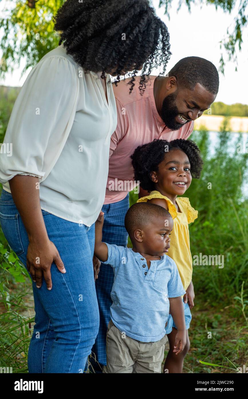 Bonne famille afro-américaine à l'extérieur dans un parc. Banque D'Images