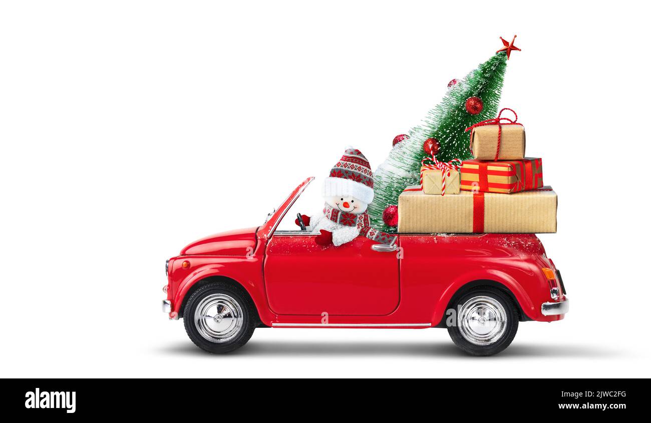 Bonhomme de neige conduisant une voiture rouge avec des cadeaux de noël et un arbre de noël isolé sur un fond blanc. Banque D'Images