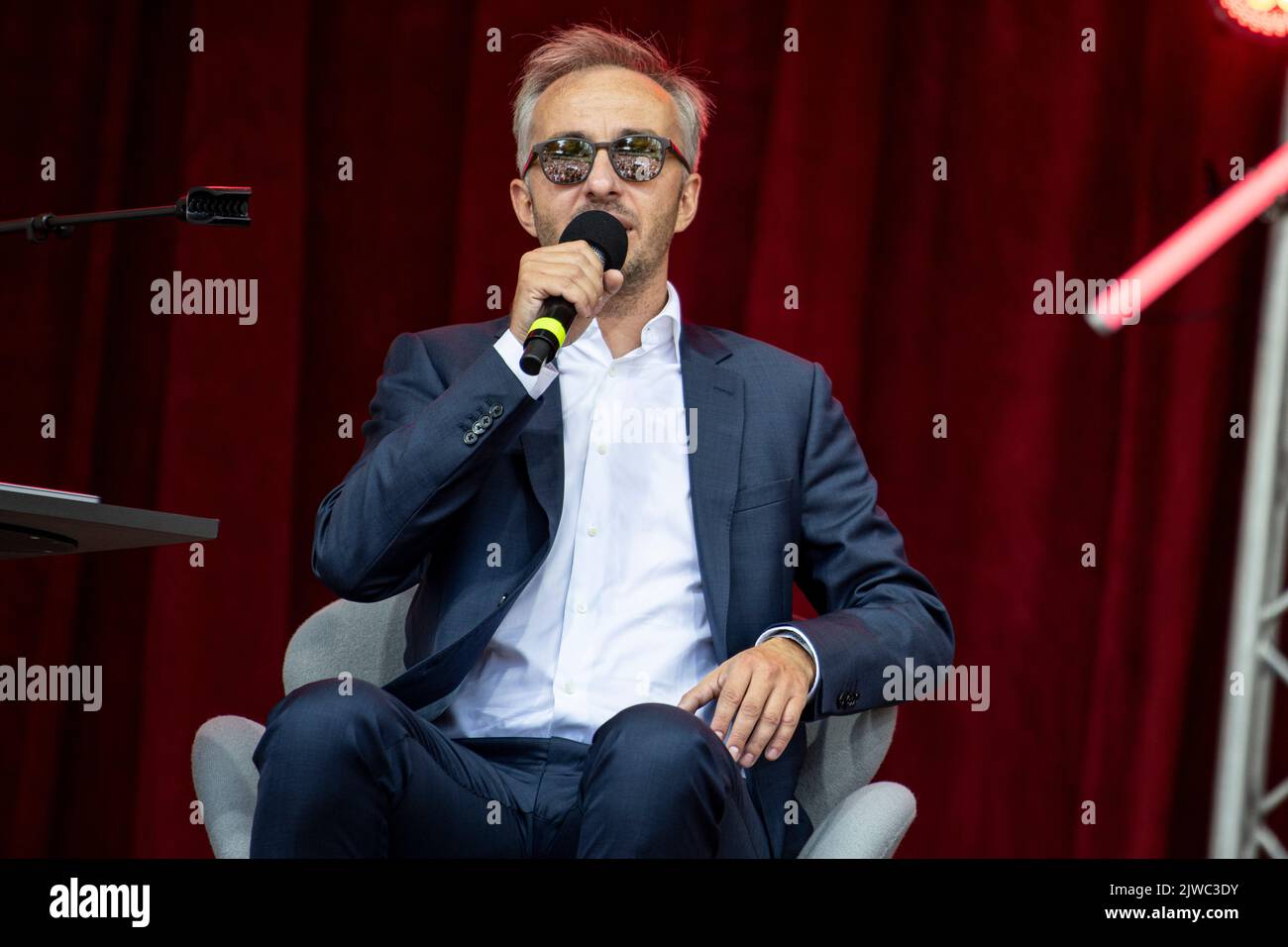 Berlin, Allemagne. 04th septembre 2022. Jan Böhmermann, présentateur, est sur scène à l'IFA du salon de l'électronique pour l'enregistrement de son podcast « Fest und Flauschig ». Plus de 1100 exposants présentent les nouveautés de l'électronique grand public et des appareils électroménagers à l'IFA. Credit: Fabian Sommer/dpa/Alay Live News Banque D'Images